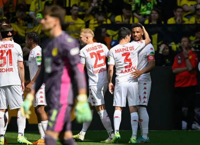 Mainz celebrate second goal against Borussia Dortmund