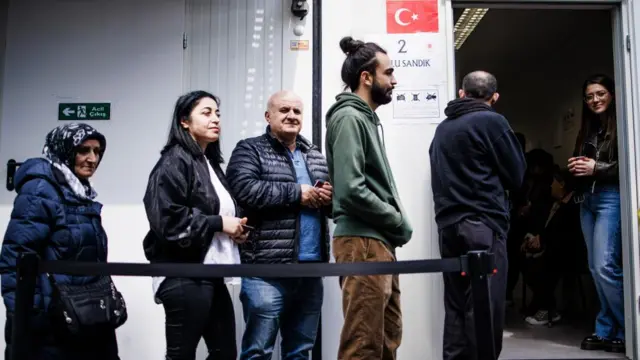 Voters queue to cast their ballots at the Turkish consulate in Berlin