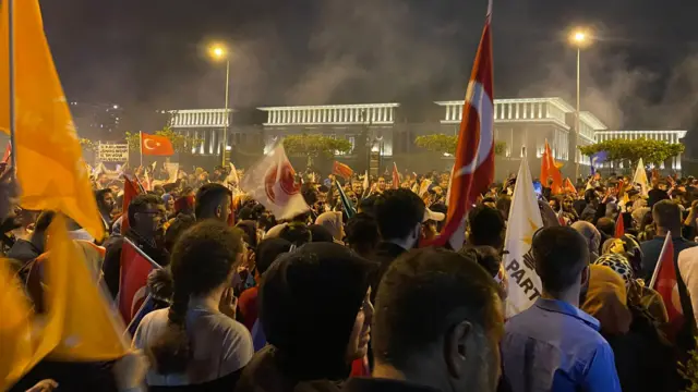 People outside Ankara presidential palace