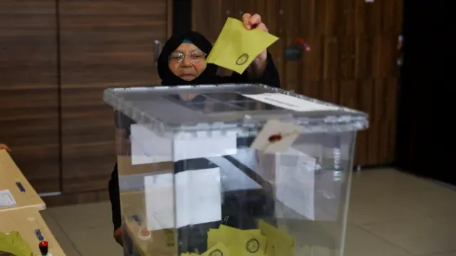 A woman votes in Istanbul