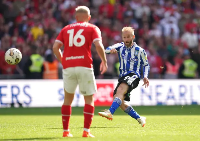 Barry Bannan shoots