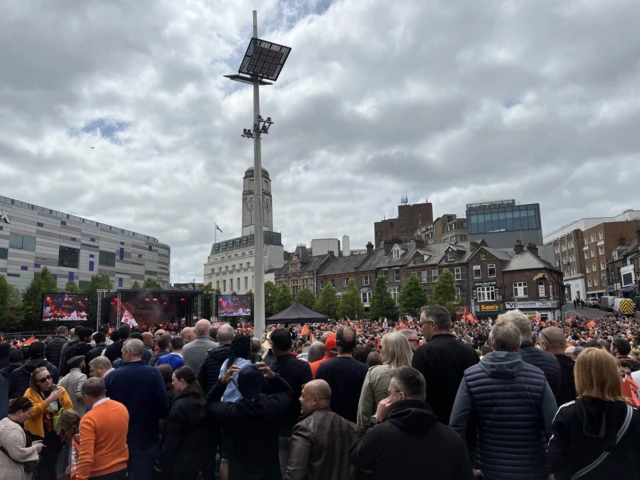 Crowds in St George's Square, Luton