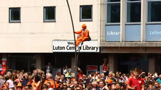 A fan sitting on the library sign in Luton