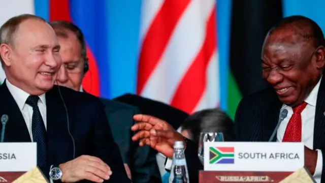 Vladimir Putin (L) and Cyril Ramaphosa (R) - 2019