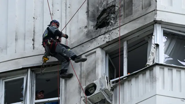 Man scales Moscow building to inspect damage