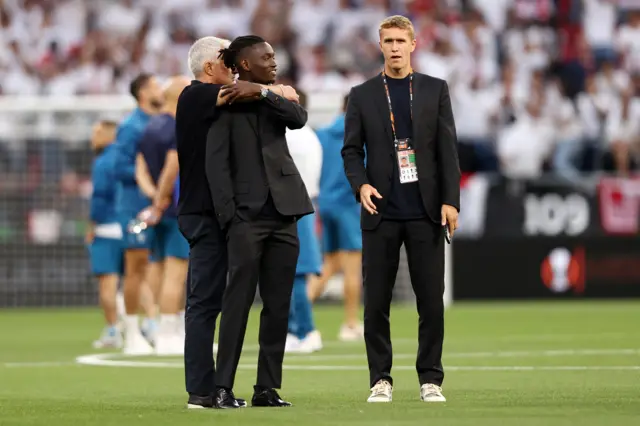 Mourinho hugs a player