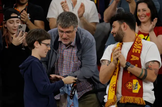 Roma fan with the medal Mourinho chucked