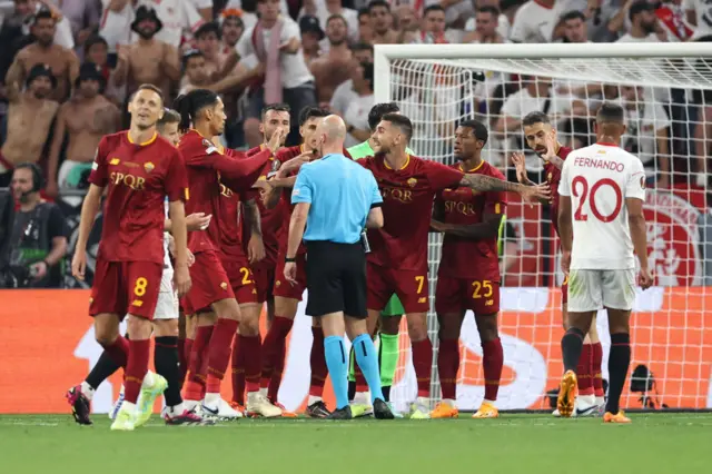 Anthony Taylor swarmed by Roma players