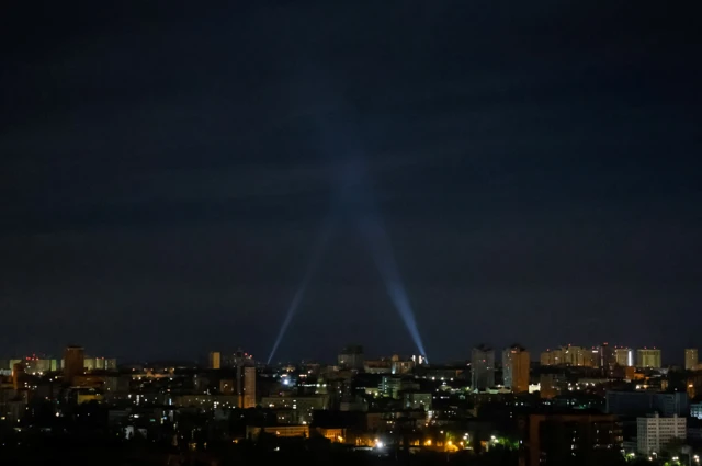 Ukrainian servicemen using search lights to find drones in Kyiv