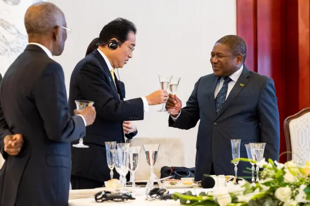 A meeting between President Filipe Nyusi (right) and Japanese Prime Minister, Fumio Kishida.