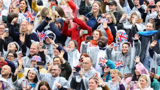 Crowds outside Buckingham Palace