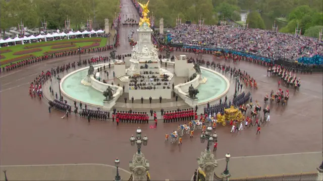 King and queen approach Buckingham Palace