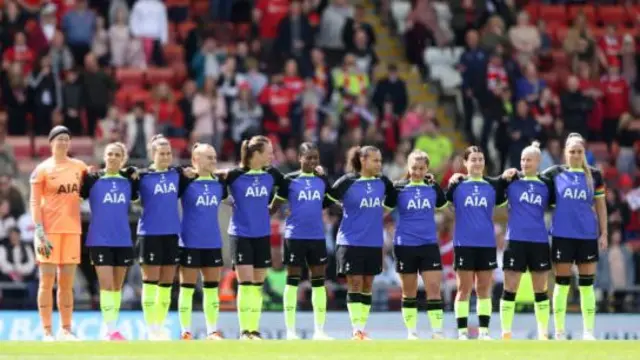 Tottenham line up before kick-off