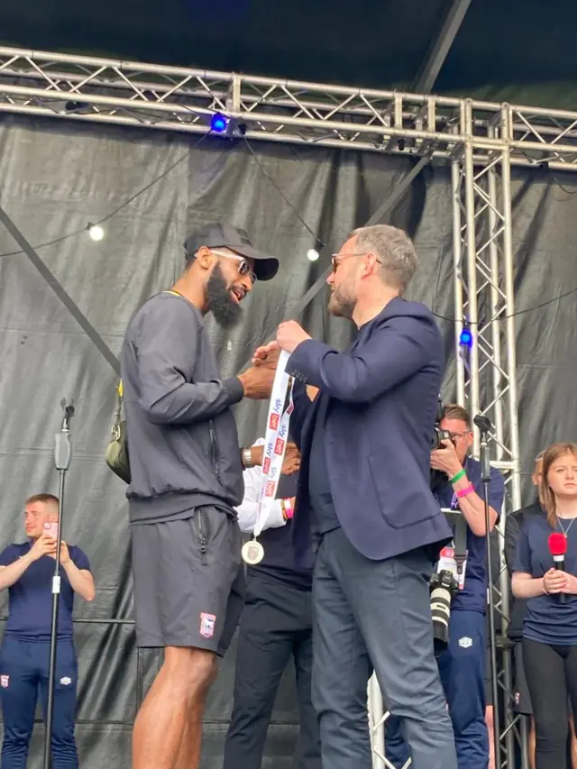 Janoi Danacien receiving medal