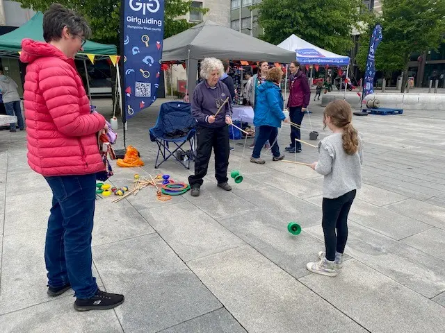 People join in volunteer event in Southampton with girl guides