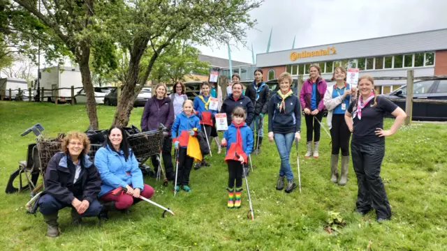 Girlguiding group in Burgess Hill tidy up waters in the town