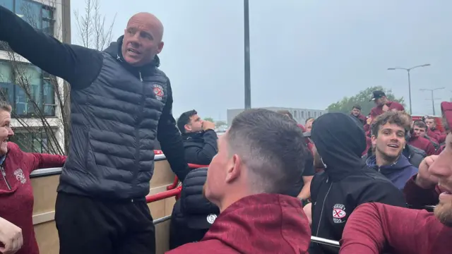 Harvey Biljon speaking to rugby players on open-top bus