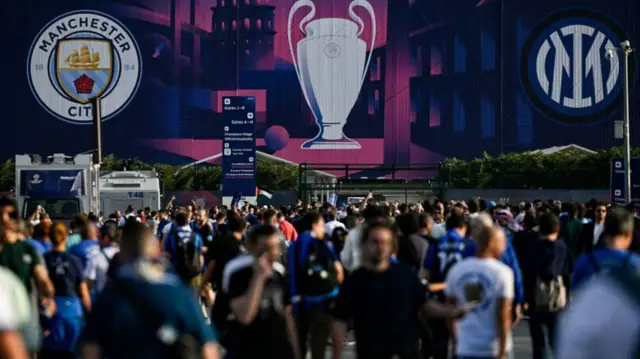 Fans before Man City v Inter Milan (20:00 BST)