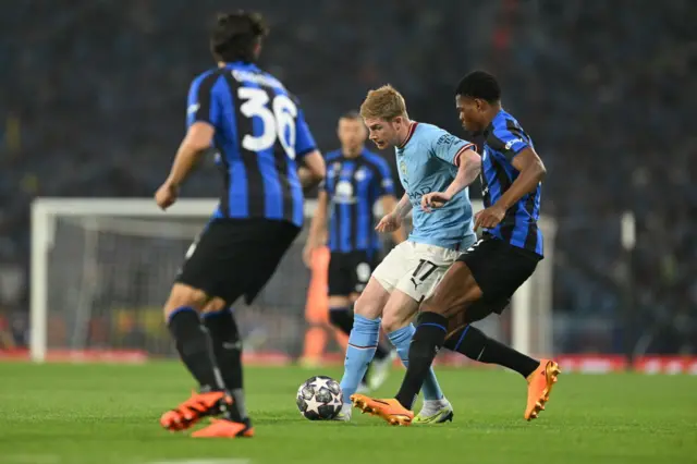 Kevin de Bruyne tries to find a pass for Manchester City