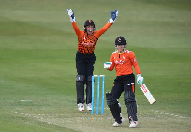 Vipers appeal for lbw against Tammy Beaumont