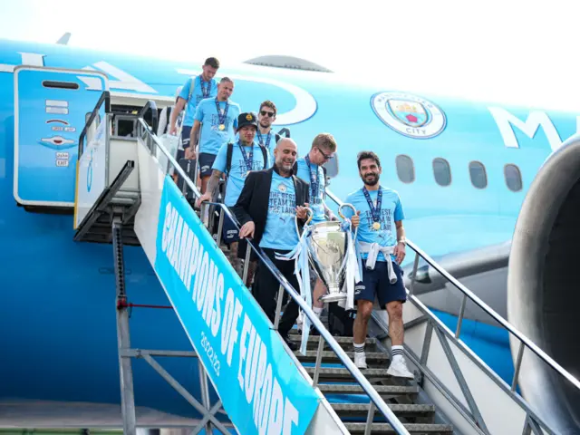 Man City get off the plane