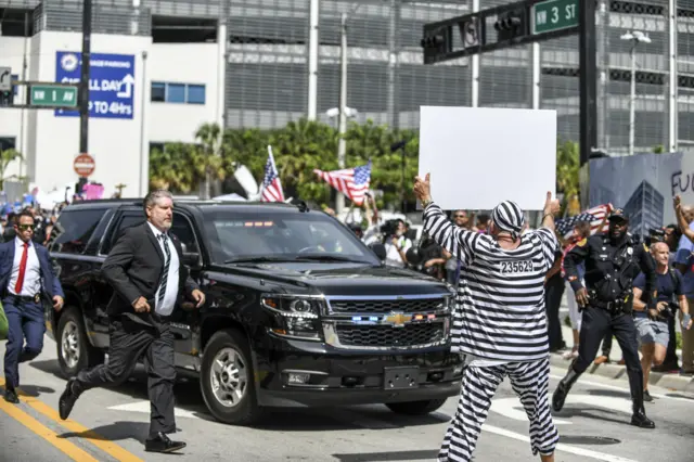 Trump protester jumps in front of the motorcade before being t qackled by Secret Service