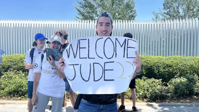 Real Madrid fan holds up a banner "Welcome Jude 22"