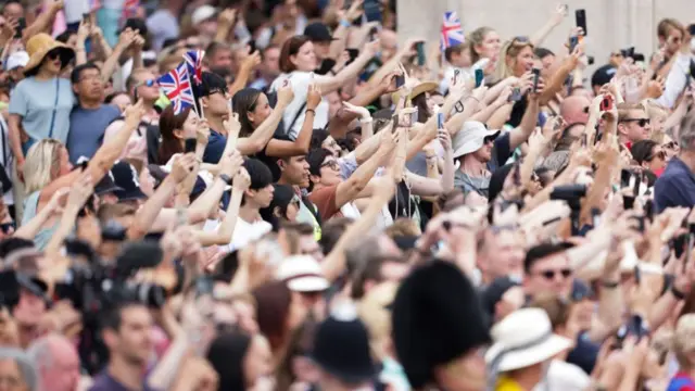 Crowds taking pictures