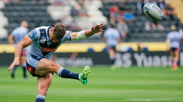 Tommy Makinson kicks