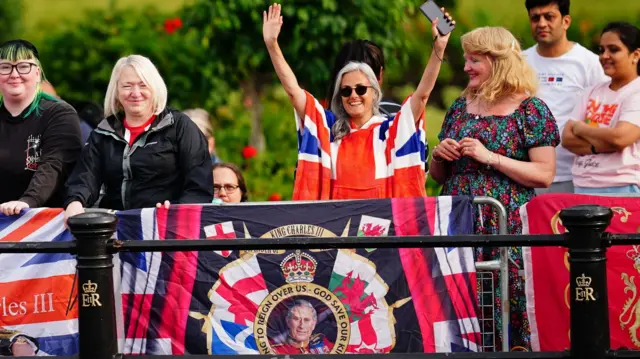 People on The Mall ahead of King's Birthday Parade