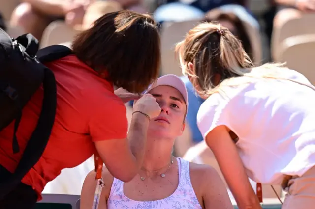 Elina Svitolina has eye drops put in