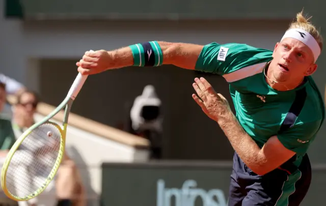 Alejandro Davidovich Fokina serves