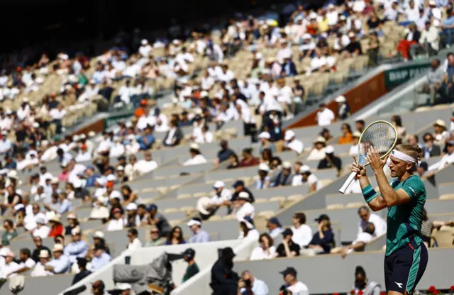 Alejandro Davidovich Fokina throws his hands in the air