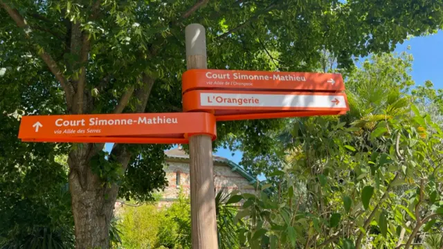 Signs pointing to Court Simonne Mathieu