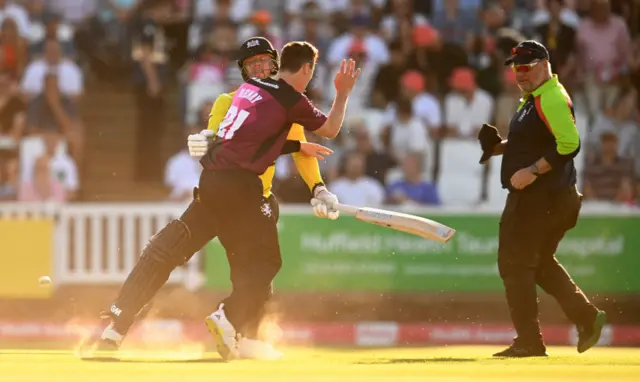 Grant Roelofsen of Gloucestershire collides with Matt Henry of Somerset