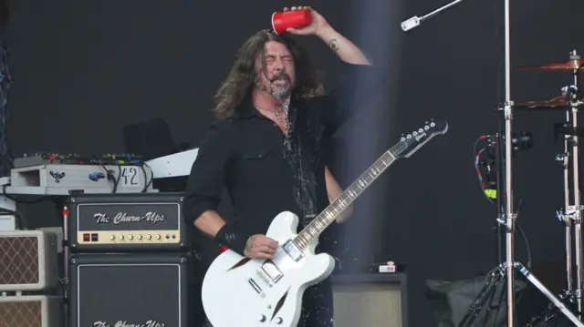 Dave Grohl splashes water on his face