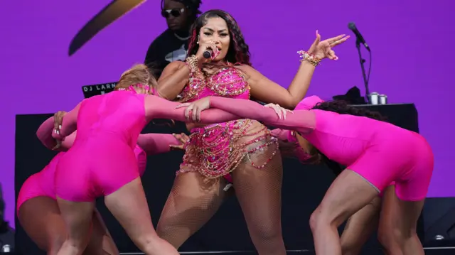 Stefflon Don was another performer of the Pyramid Stage with her and her crew's matching pink costumes