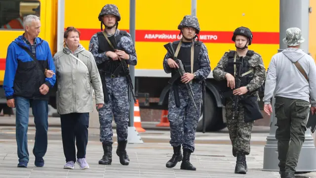 Soldiers holding weapons on patrol on Moscow streets