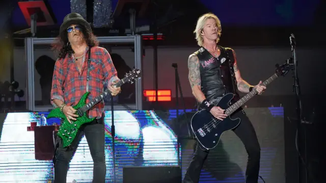 Slash and  Duff McKagan playing guitars