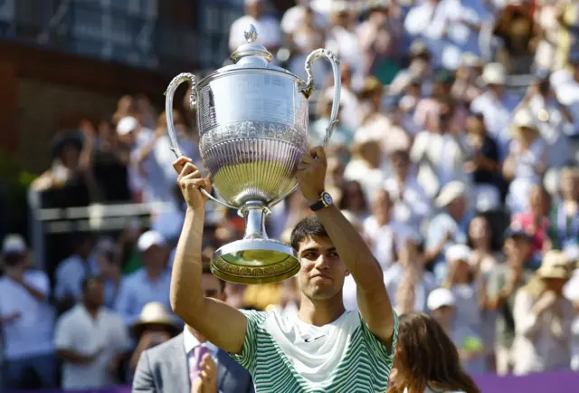 Carlos Alcaraz lifts Queen's trophy