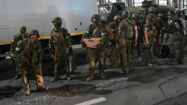 Fighters of Wagner private mercenary group pull out of the headquarters of the Southern Military District to return to base, in the city of Rostov-on-Don, Russia, June 24