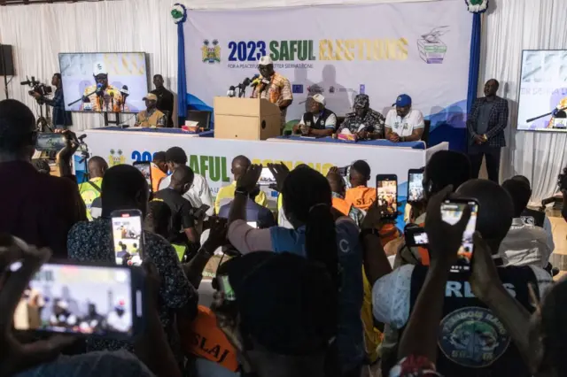 The president of the Electoral Commission of Sierra Leone (ECSL), Mohamed Konneh (C) releases partial election results in Freetown on June 26, 2023.