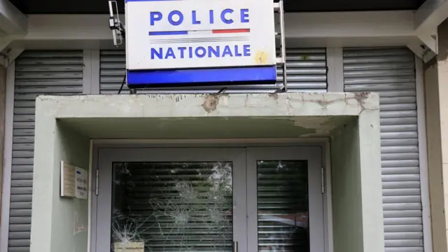 the police station near the city hall of Mons-en-Barœul