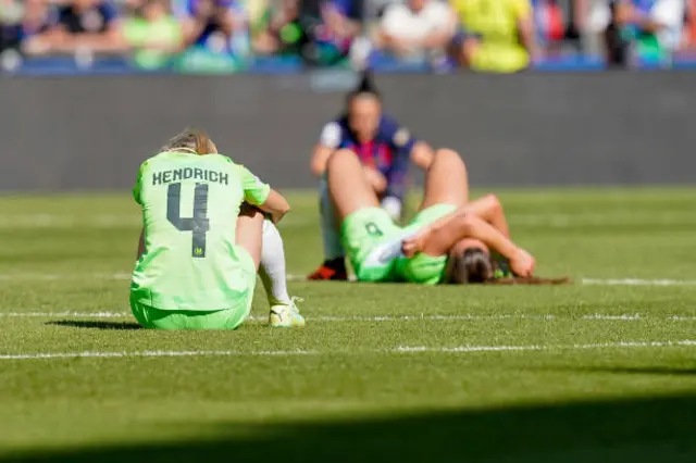 Wolfsburg players react