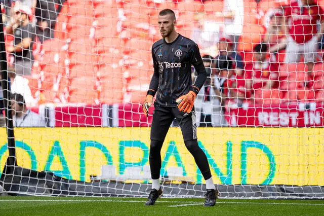 De Gea between the sticks warms up