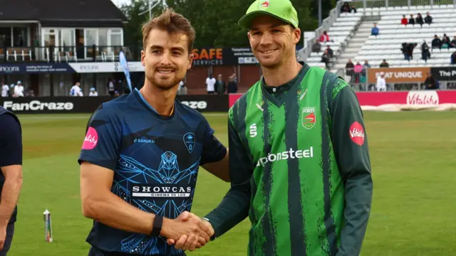 Leus du Plooy and Peter Handscomb shake hands at the toss