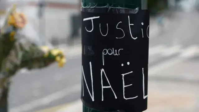 A sign on a lamp post in France reads "justice pour Naël" (justice for Nahel)