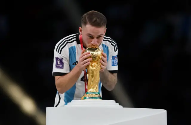 Alexis Mac Allister kisses the World Cup