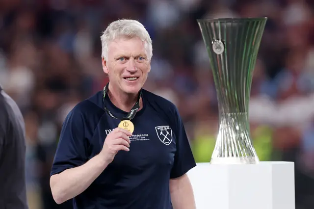 Moyes collects his medal