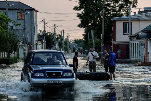 Men in flooded area of Kherson